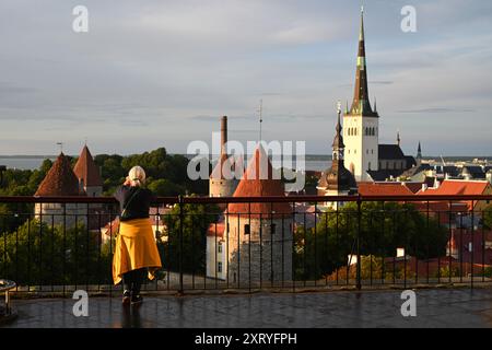 Tallinn, Estonia - 24 luglio 2024: Turisti nella città vecchia di Tallinn, Estonia. Foto Stock