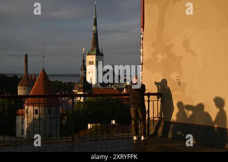 Tallinn, Estonia - 24 luglio 2024: Turisti nella città vecchia di Tallinn, Estonia. Foto Stock