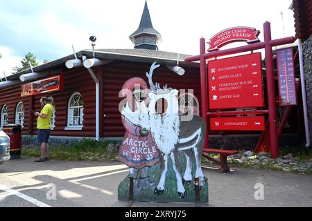 Rovaniemi, Finlandia - 27 luglio 2024: Villaggio di Babbo Natale nelle vicinanze di Rovaniem sul Circolo Polare Artico. Foto Stock