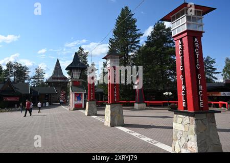 Rovaniemi, Finlandia - 27 luglio 2024: Linea del Circolo Polare Artico nel Villaggio di Babbo Natale, vicino alla città di Rovaniem sul Circolo Polare Artico in estate. Foto Stock