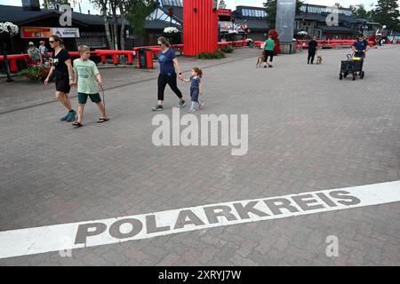 Rovaniemi, Finlandia - 27 luglio 2024: Linea del Circolo Polare Artico nel Villaggio di Babbo Natale, vicino alla città di Rovaniem sul Circolo Polare Artico in estate. Foto Stock