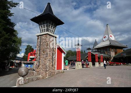 Rovaniemi, Finlandia - 27 luglio 2024: Linea del Circolo Polare Artico nel Villaggio di Babbo Natale, vicino alla città di Rovaniem sul Circolo Polare Artico in estate. Foto Stock