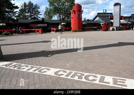 Rovaniemi, Finlandia - 27 luglio 2024: Linea del Circolo Polare Artico nel Villaggio di Babbo Natale, vicino alla città di Rovaniem sul Circolo Polare Artico in estate. Foto Stock