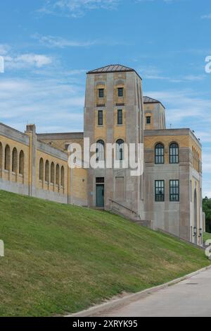 Vista generale dell'impianto di trattamento delle acque RC Harris situato al 2701 di Queen Street East a Toronto, Canada - Filtration Building, altitudine SW Foto Stock