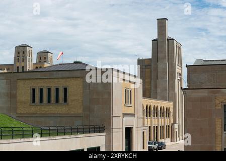 Vista generale dell'impianto di trattamento delle acque RC Harris situato al numero 2701 di Queen Street East a Toronto, Canada, angolo sud-ovest del Service Building Foto Stock