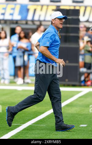 Los Angeles, California, Stati Uniti. 10 agosto 2024. Il capo-allenatore dei Los Angeles Chargers Jim Harbaugh si scalda prima di una partita di football NFL contro i Seattle Seahawks al SoFi Stadium, sabato 10 agosto 2024, a Inglewood, Calif. (immagine di credito: © Ringo Chiu/ZUMA Press Wire) SOLO PER USO EDITORIALE! Non per USO commerciale! Foto Stock