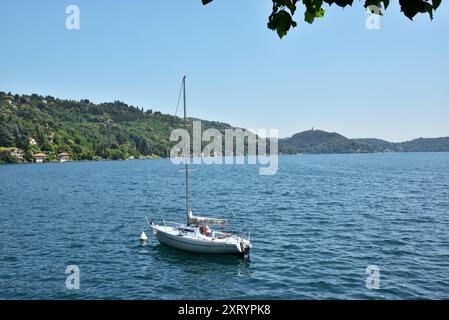 Yacht ormeggiato sul Lago d'Orta vicino a Orta San Giulio, Italia. Foto Stock