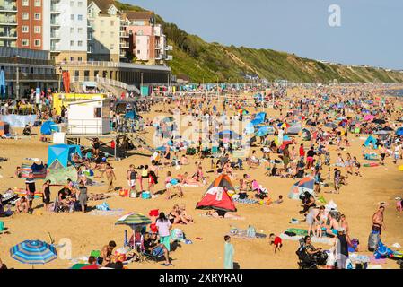 Ondata di calore agosto 2024. Boscombe Beach, Bournemouth, Dorset, Regno Unito, folle di persone sulla spiaggia la sera dopo il giorno più caldo dell'anno. Foto Stock