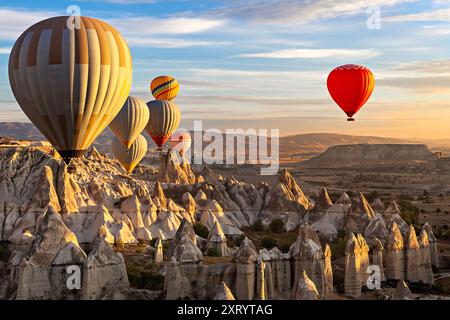 Mongolfiere all'alba in Cappadocia, Turchia Foto Stock