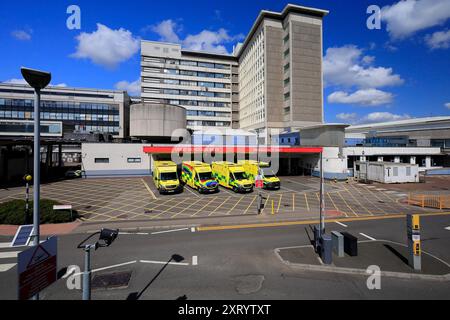 Ambulanze parcheggiate presso l'unità di emergenza, University Hospital of Wales, Heath Park, Cardiff. Galles del Sud. Presa agosto 2024 Foto Stock