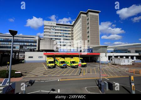 Ambulanze parcheggiate presso l'unità di emergenza, University Hospital of Wales, Heath Park, Cardiff. Galles del Sud. Presa agosto 2024 Foto Stock