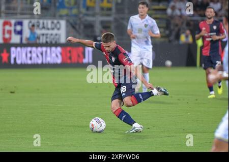 Cagliari, Italia. 12 agosto 2024. Il centrocampista del Cagliari Răzvan Gabriel Marin in azione durante la partita di Coppa Italia tra Cagliari calcio e Carrarese all'Unipol Domus di Cagliari, Sardegna - lunedì 12 agosto 2024. Sport - calcio (foto di Gianluca Zuddas/Lapresse) credito: LaPresse/Alamy Live News Foto Stock