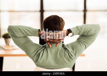 Il manager di afro soddisfatto si è appoggiato a casa Foto Stock