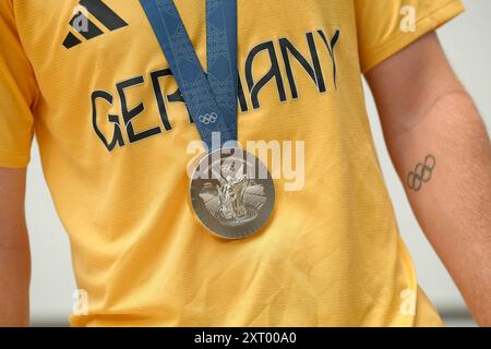 Empfang der Deutschen Olympia Mannschaft 2024 a Koeln Symbolfoto einer Silbermedaille des deutschen Olympia-Team und Team Deutschland bei den olympischen Sommerspiele 2024 a Parigi Koeln Nordrhein-Westfalen Deutschland *** ricevimento della squadra olimpica tedesca 2024 a Colonia foto simbolica di medaglia d'argento della squadra olimpica tedesca e della squadra tedesca alle Olimpiadi estive del 2024 a Parigi, Colonia Nord Renania-Vestfalia Germania Foto Stock
