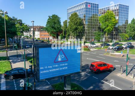 Avviso ufficiale di calore, inviato dal servizio meteorologico tedesco DWD, su cartellone digitale, da Ströer, all'incrocio, Martinstraße, Alfredstraße, B224, Foto Stock