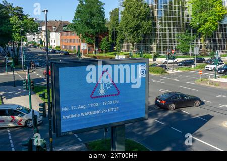 Avviso ufficiale di calore, inviato dal servizio meteorologico tedesco DWD, su cartellone digitale, da Ströer, all'incrocio, Martinstraße, Alfredstraße, B224, Foto Stock