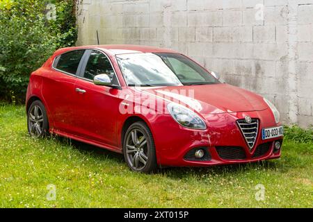 Rosso Alfa Romeo Giulietta classica fuori da un garage Paizay-le-sec Francia Foto Stock