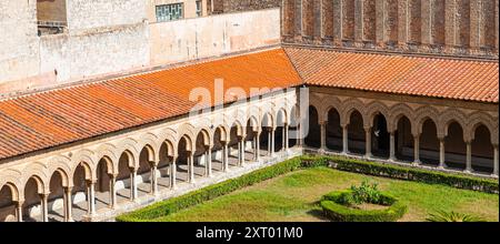 Vista aerea del cortile Cattedrale di Monreale. Sicilia Italia Foto Stock