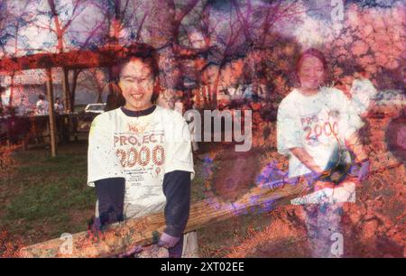 Austin Texas USA, febbraio 2000: Studenti dell'Università del Texas che indossano t-shirt marchiate volontari per un progetto di pulizia a East Austin. ©Bob Daemmrich Foto Stock