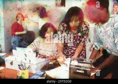 Austin, TX, USA: Le ragazze e i ragazzi teen fanno il lavoro clerical mentre si volontariato all'ufficio di Red Cross. ©Bob Daemmrich Foto Stock