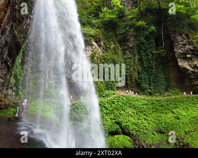 Cascata il Gigante o Velikan in Abkhazia, grande primavera in montagna in estate, punto di riferimento naturale. Concetto di foresta, acqua, natura, paesaggio, viaggio Foto Stock