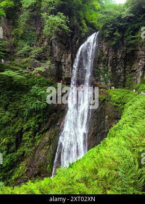 Cascata The Giant o Velikan in Abkhazia, grande primavera in montagna in estate. Concetto di foresta, acqua, natura, paesaggio, viaggio e viaggio. Foto Stock