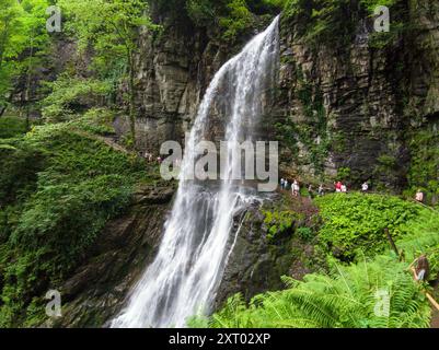 Cascata The Giant o Velikan in Abkhazia, grande primavera in montagna in estate. Concetto di foresta, acqua, natura, paesaggio, viaggio e viaggio. Foto Stock