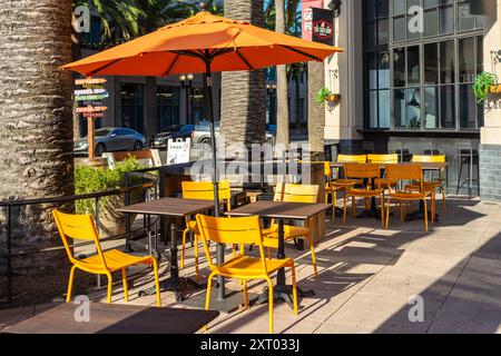 Anaheim, CALIFORNIA, USA - 26 luglio 2024: Posti a sedere nel patio per l'area ristoro denominata Good Food, situata sulla Center Street Promenade nel centro di Anaheim, California. Foto Stock