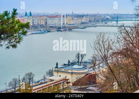 La vista dalla collina del castello di Buda sul Danubio e la sede del quartiere di Pest con il Ponte Elisabetta, Budapest, Ungheria Foto Stock