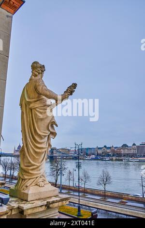 Terrazza panoramica con sculture del Bazaar Giardino del Castello di Buda che si affaccia sul fiume Piazza Ybl Miklos, l'argine Friedrich Born e il Danubio, Foto Stock