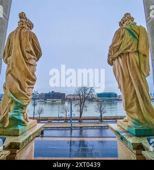 Terrazza panoramica con sculture del Bazaar Giardino del Castello di Buda che si affaccia sul fiume Piazza Ybl Miklos, l'argine Friedrich Born e il Danubio, Foto Stock