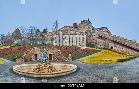 La scenografica Fontana del Tritone scolpita nel Bazaar Giardino del Castello di Buda, Budapest, Ungheria Foto Stock