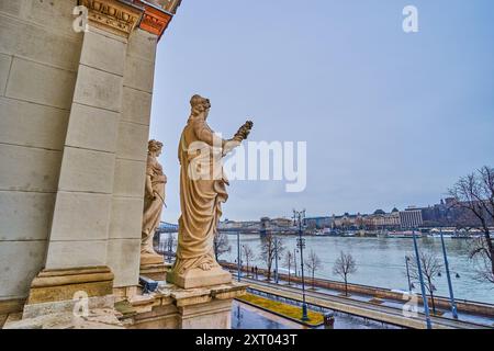 Terrazza panoramica con sculture del Bazaar Giardino del Castello di Buda che si affaccia sul fiume Piazza Ybl Miklos, l'argine Friedrich Born e il Danubio, Foto Stock