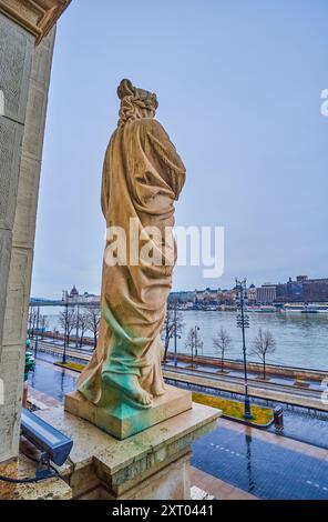 Terrazza panoramica con sculture del Bazaar Giardino del Castello di Buda che si affaccia sul fiume Piazza Ybl Miklos, l'argine Friedrich Born e il Danubio, Foto Stock