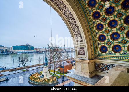 Padiglione affrescato riccamente decorato nel Bazaar Giardino del Castello, Budapest, Ungheria Foto Stock