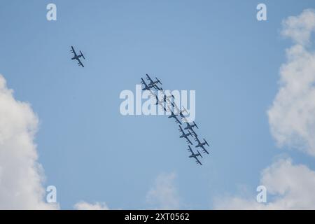 New York, New York, Stati Uniti. 12 agosto 2024. Gli aerei delle frecce Tricolori dell'Aeronautica militare italiana volano sopra New York negli Stati Uniti lunedì 12 agosto 2024. Lo spettacolo, in onore del 500° anniversario della spedizione di Giovanni da Verrazzano, ha portato lo squadrone acrobatico più grande del mondo ad un'esibizione indimenticabile. (Credit Image: © William Volcov/ZUMA Press Wire) SOLO PER USO EDITORIALE! Non per USO commerciale! Crediti: ZUMA Press, Inc./Alamy Live News Foto Stock