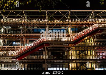 Vista esterna notturna del Centro Pompidou, con lo scheletro esposto di tubi dai colori vivaci per sistemi meccanici, Parigi, Francia Foto Stock