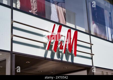 Colonia, Germania, 12 agosto 2024: Cartello pubblicitario H&M sulla Schildergasse di colonia Foto Stock