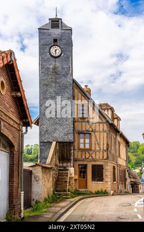 Pittoresca torre dell'orologio e iconica casa in legno, nella città di Les Andelys, dipartimento dell'Eure, regione della Normandia, Francia. Foto Stock