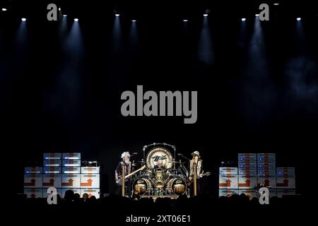 LONDRA, INGHILTERRA: Gli ZZ Top si esibiscono durante il loro unico spettacolo nel Regno Unito del 2024 alla Wembley Arena. Con: Elwood Francis, Frank Beard, Billy Gibbons dove: Londra, Regno Unito quando: 11 luglio 2024 Credit: Neil Lupin/WENN Foto Stock