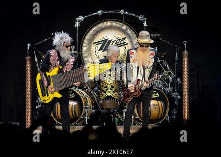 LONDRA, INGHILTERRA: Gli ZZ Top si esibiscono durante il loro unico spettacolo nel Regno Unito del 2024 alla Wembley Arena. Con: Elwood Francis, Frank Beard, Billy Gibbons dove: Londra, Regno Unito quando: 11 luglio 2024 Credit: Neil Lupin/WENN Foto Stock