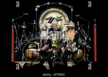 LONDRA, INGHILTERRA: Gli ZZ Top si esibiscono durante il loro unico spettacolo nel Regno Unito del 2024 alla Wembley Arena. Con: Elwood Francis, Frank Beard, Billy Gibbons dove: Londra, Regno Unito quando: 11 luglio 2024 Credit: Neil Lupin/WENN Foto Stock