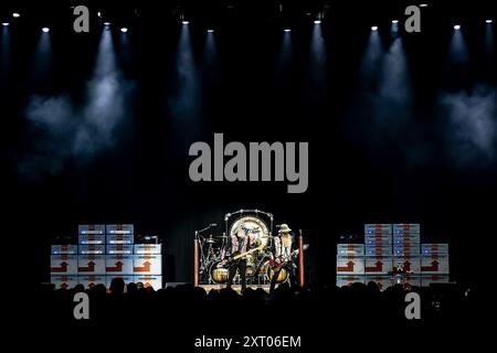 LONDRA, INGHILTERRA: Gli ZZ Top si esibiscono durante il loro unico spettacolo nel Regno Unito del 2024 alla Wembley Arena. Con: Elwood Francis, Frank Beard, Billy Gibbons dove: Londra, Regno Unito quando: 11 luglio 2024 Credit: Neil Lupin/WENN Foto Stock