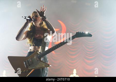 Irving, Stati Uniti. 11 agosto 2024. Lzzy Hale, cantante e chitarra solista della rock band americana Halestorm, si esibisce alla Toyota Music Factory. L'11 agosto 2024 a Irving, Texas. (Foto di Javier Vicencio/Eyepix Group) credito: Eyepix Group/Alamy Live News Foto Stock