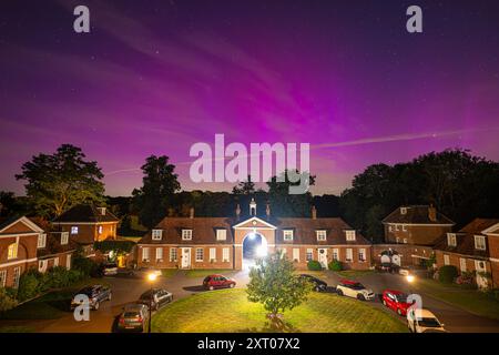 Mostra dell'aurora boreale, nota anche come aurora boreale, nell'Inghilterra meridionale, a Reading Berkshire Foto Stock