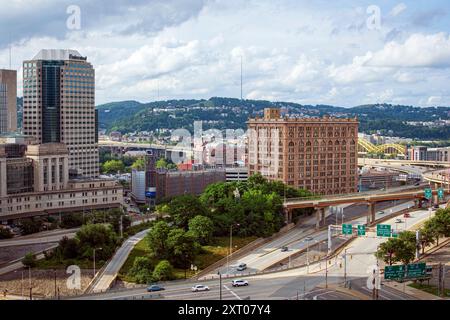 Pittsburgh, Pennsylvania, USA - 30 luglio 2016: Paesaggio urbano degli edifici e delle autostrade del centro storico di Pittsburgh. Foto Stock