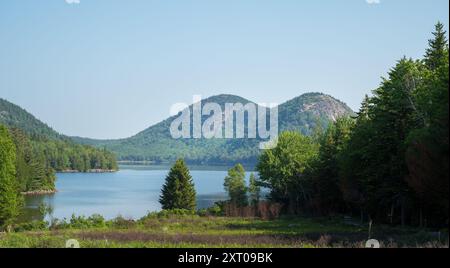 North e South Bubble Mountains presso il Jordan Pond con Copy-Space Foto Stock