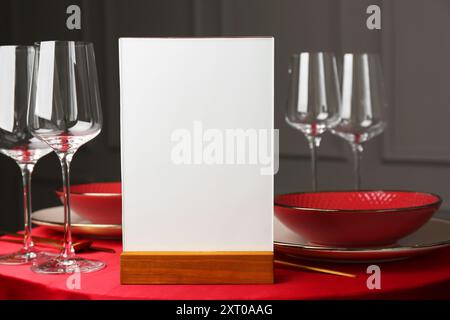 Portapacchi, stoviglie e posate su tavola rossa nel ristorante Foto Stock