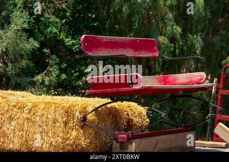 FOUNTAIN VALLEY, COLORADO, USA: Un carro da fieno con balle di fieno in una fattoria nella campagna Fountain Valley, Colorado, USA. Foto Stock