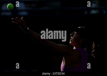 Toronto, Canada. 12 agosto 2024. Jessica Pegula degli Stati Uniti serve contro Amanda Anisimova degli Stati Uniti nella finale di singolo femminile dell'ultimo giorno del National Bank Open a Toronto, Canada, lunedì 12 agosto 2024. (Foto di Michael Chisholm/Sipa USA) credito: SIPA USA/Alamy Live News Foto Stock